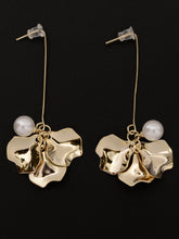 Load image into Gallery viewer, Bended Petal Earrings
