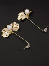 Load image into Gallery viewer, Bended Petal Earrings
