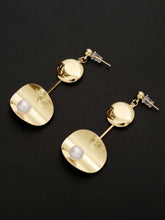 Load image into Gallery viewer, Bended Pearl Earrings
