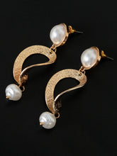 Load image into Gallery viewer, Pearl Earrings
