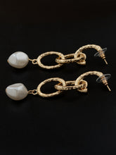 Load image into Gallery viewer, Chain Pearl Earrings
