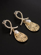 Load image into Gallery viewer, Pearl Drop Earrings
